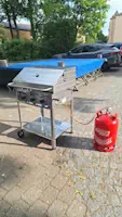 Dreiflammiger Gasgrill mit Windschutz